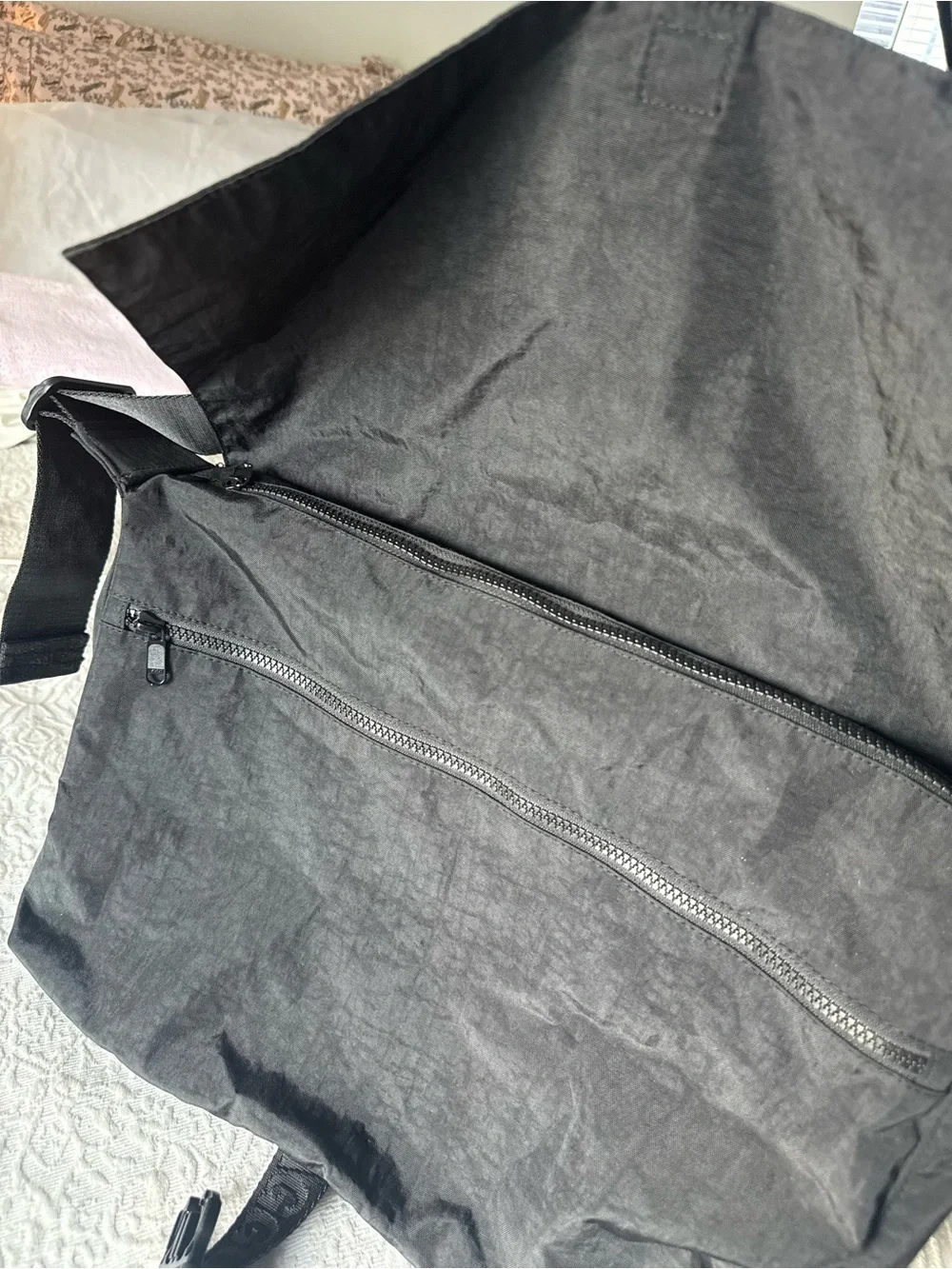 BAGGU Nylon Sport Messenger Bag in Black, Fits 13/14 inch laptop